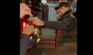 DT del Liverpool reparte cervezas a la afición (VIDEO)