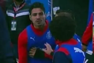 Jugadores de Chivas a punto de llegar a los golpes en la banca (VIDEO)