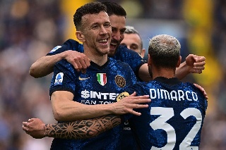 Inter triunfa y se niega a 'regalarle' el título al AC Milan 