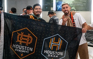 Decenas de aficionados reciben a Héctor Herrera en Houston (VIDEO)
