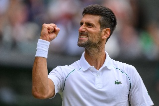 Jugada de fantasía para Djokovic en Wimbledon (VIDEO)