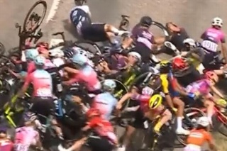 Más de 40 ciclistas sufren accidente en Tour de Francia Femenil _(VIDEO)