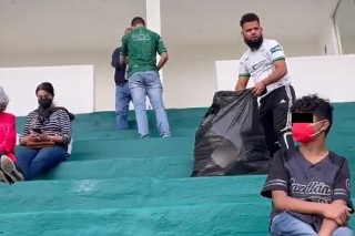 Afición de Durango se hace viral por recoger basura en su estadio (VIDEO)