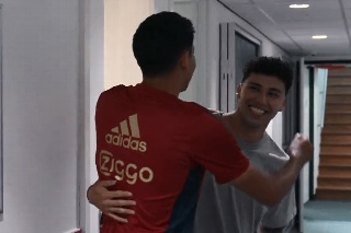 Edson recibe de manera especial a Jorge Sánchez en Ajax (VIDEO)