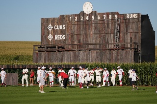 MLB: Los Cubs vencen a los Reds en el Field of Dreams 