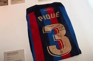 Piqué entrega su playera al museo del Barcelona (VIDEO)