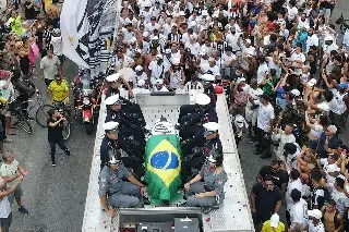 El ataúd de 'Pelé' llega al cementerio de Santos para su entierro