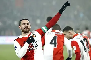 Feyenoord mantiene liderato con Santi Giménez en la cancha