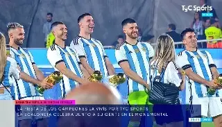 'Dibu' y otros jugadores replican festejo polémico de Copa del Mundo