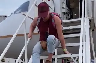 Atleta paralímpica llega a Veracruz y baja del avión arrastrándose (VIDEO)