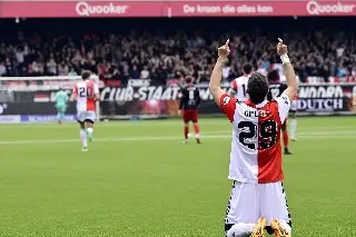 Santi Giménez marca otro gol y acerca a Feyenoord al título (VIDEO)