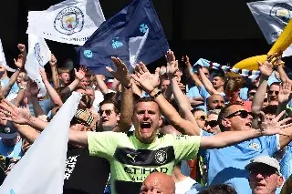 Fans del City invaden la cancha tras obtener el título de la Premier (VIDEO)
