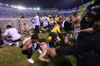 Autoridades salvadoreñas investigan tragedia mortal en estadio