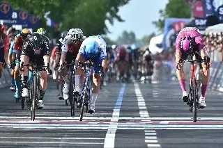 Giro de Italia: Dainese se lleva el sprint, Thomas mantiene el liderato