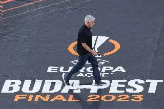 Mourinho rechaza medalla de subcampeón y se la regala a un niño (VIDEO)