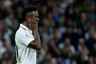Multa millonaria a fans que colgaron un muñeco de Vinicius en un puente