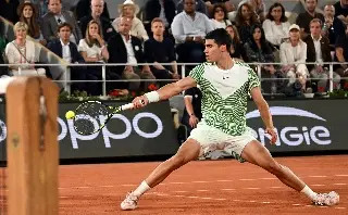 Alcaraz atropella a Tsitsipas va contra Djokovic en Roland Garros