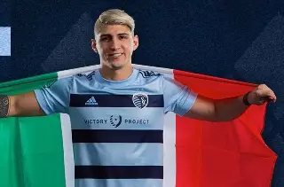 Alan Pulido a una firma de regresar a Chivas