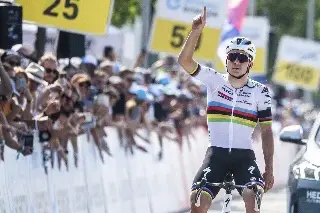 Evenepoel gana en Suiza y rinde homenaje a ciclista fallecido