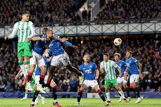 Betis con Guardado en la banca, debuta con derrota en Europa