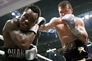 'Canelo' cumple de nuevo y vence a Charlo