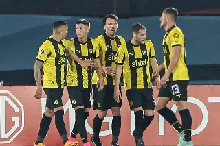 Futbolista uruguayos terminan huelga y reanudarán liga