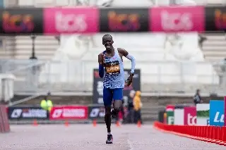 Kelvin Kiptum rompe récord mundial en maratón, superó a Kipchoge 