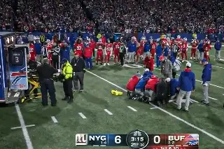 Jugador de NFL sale en ambulancia tras un durísimo golpe (VIDEO)
