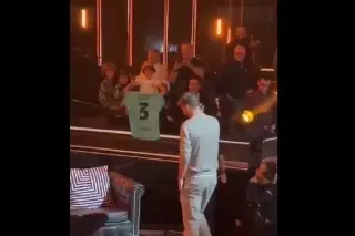 Piqué se cae del escenario al firmar una playera (VIDEO)