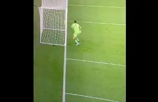 'Dibu' Martínez 'se come' gol insólito (VIDEO)