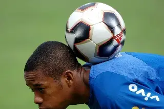 Piden que Robinho cumpla en Brasil la condena por violación
