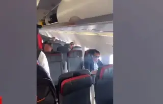 ¡Incómodo momento! Hondureños comparten avión con el árbitro del partido (VIDEO)