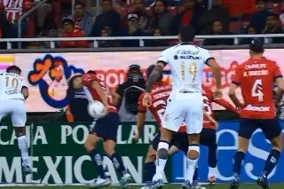 VAR se come un penal del tamaño del Estadio a favor de Pumas (VIDEOS)