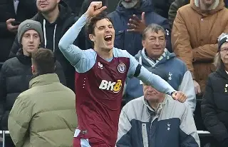 Aston Villa alza la mano en la lucha por el título