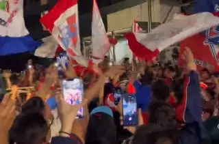 ¡Sí llegaron! Fans llevan serenata a Chivas previo al juego vs América (VIDEOS)