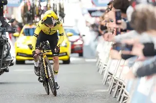 Tras caída: Vingegaard sufre y es duda para el Tour de Francia