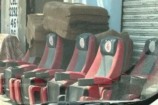 Aparecen sillas del Tiburón tiradas en la calle de Veracruz