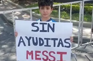 Un niño recibe a Messi con sorprendente cartel en Monterrey (VIDEO)