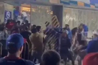 Bronca entre aficionados de Cruz Azul y Puebla en el Cuauhtémoc (VIDEO)
