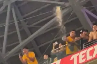 Captan a fan de Tigres lanzando su orina a seguidores de Rayados (VIDEO)