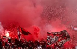 Fans del Leverkusen celebran su primera Bundesliga con invasión (VIDEO)
