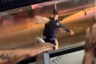¡Increíble! Policía lanza roca a autobús de fans de Chivas, hay casi 100 detenidos (VIDEOS)