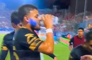 Alexis Vega toma cerveza en pleno juego del Toluca (VIDEO)