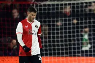 Feyenoord baja de la convocatoria a Santi Giménez a unos minutos de jugar