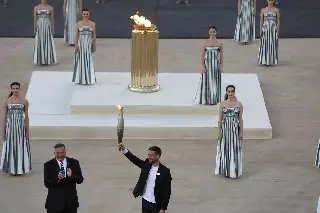 La llama olímpica sale de Grecia y ya se dirige rumbo a Francia 