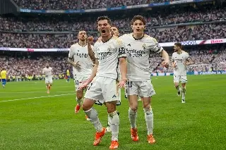 Real Madrid cumple, golea y acaricia el título de La Liga 
