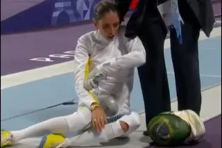 París 2024: Atleta compite con un tumor en el coxis y se desvanece (VIDEO)