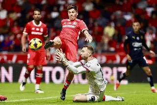 Un jugador de Rayados influyó para que el español Pau López fichara con Toluca 