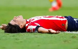 Chivas termina con dos expulsados y no puede ganar en Mazatlán 