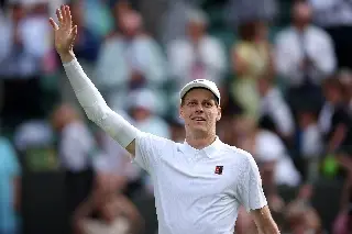 Sinner se olvida de la lesión y se mete a semifinales de Wimbledon